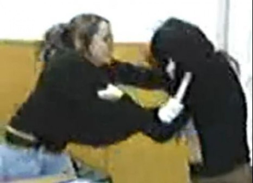 Poliţiştii au identificat două eleve de 13 ani care se laudă pe reţelele de socializare că își bat colegele mai mici 