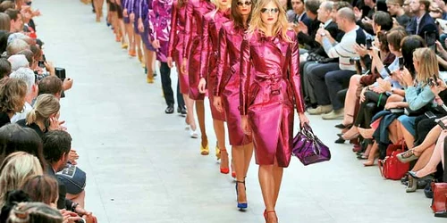 Trenciurile emblematice ale casei Burberry vin în culori metalice