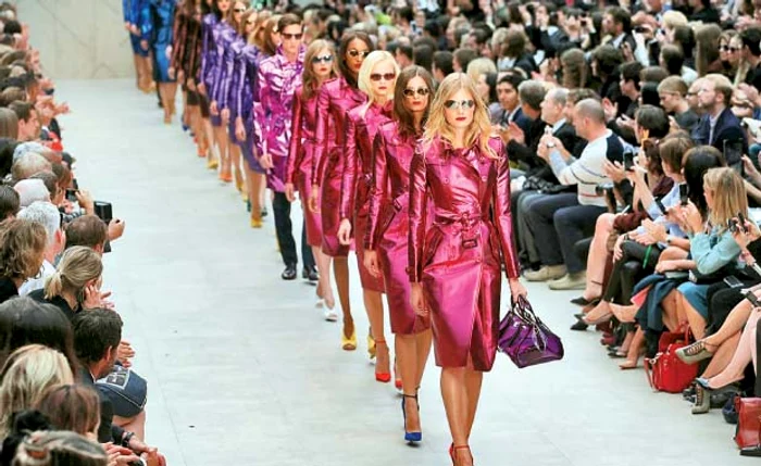 În colecţia Burberry pentru primăvară-vară 2013 sunt incluse piese tipice toamnei FOTO