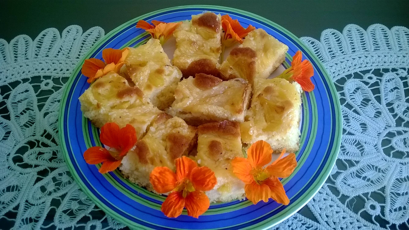
    Prăjitură cu brânză de vaci şi ananas  