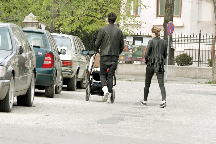 Solistul e un tată impecabil. El plimbă copilaşul şi îl instalează cu grijă în scăunelul de maşină