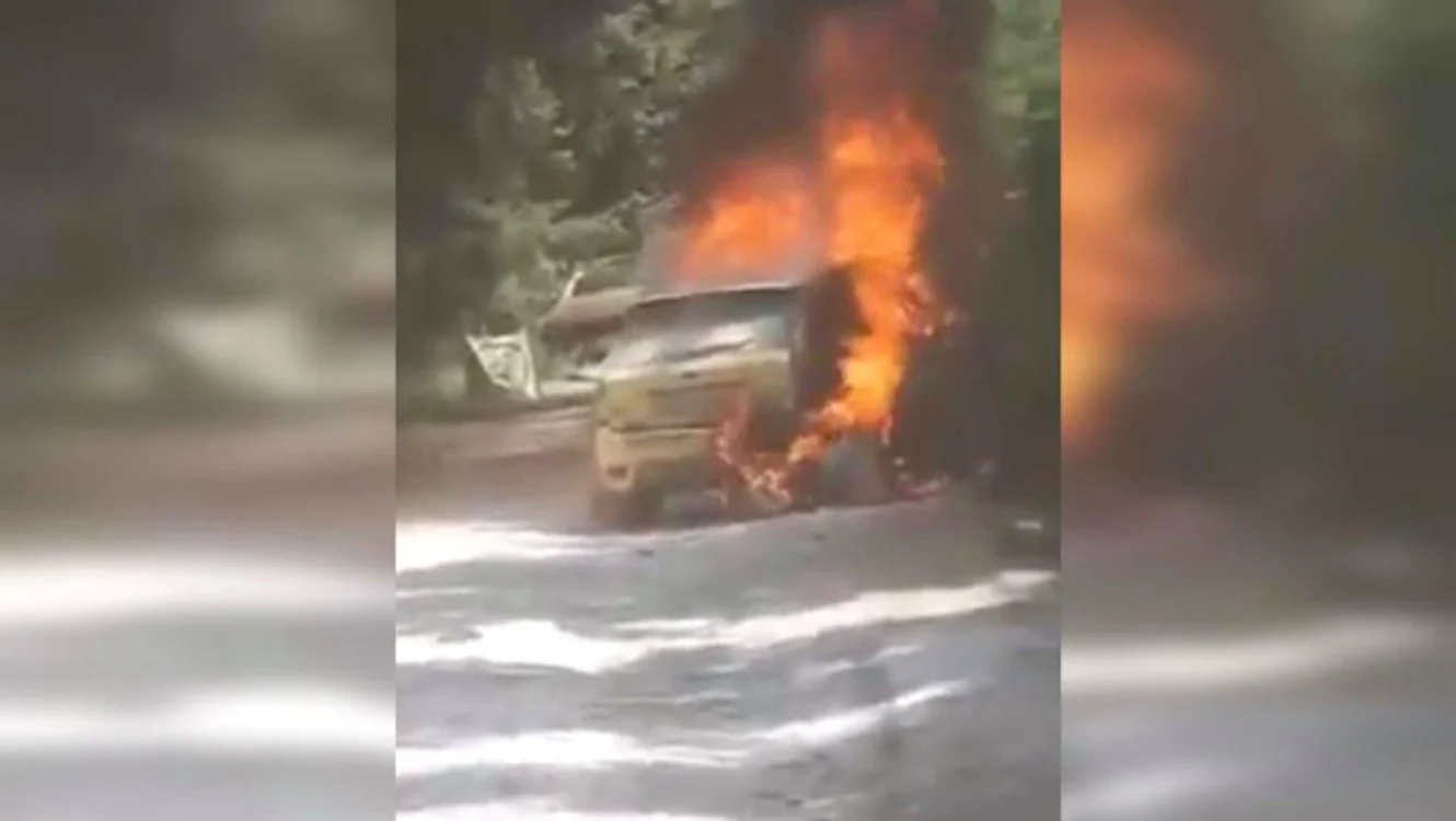 
    O mașină a luat foc în mers la Raliul SibiuluiFoto: captură video Ora de Sibiu  