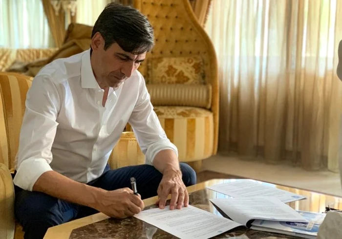 Victor Pițurcă, în momentul semnării contractului cu Universitatea Craiovafoto: Facebook/ Universitatea Craiova