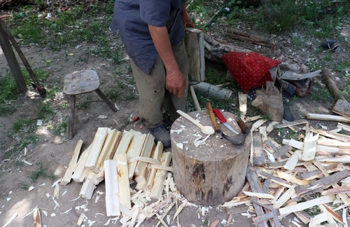 Cioplitul în lemn i-a ajutat pe rudari să supraviețuiască FOTO Facebook Muzeul Satului