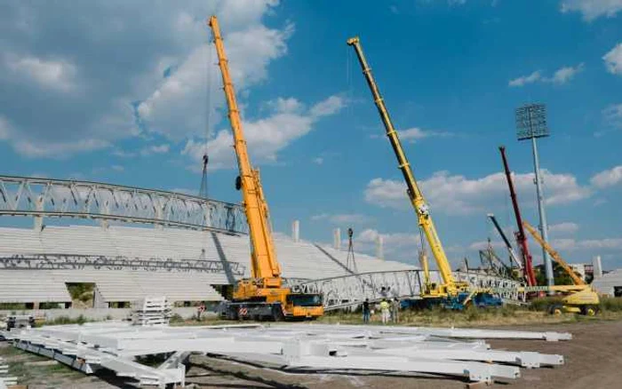 Se  lucrează la ridicarea stadionului FOTO Adevărul