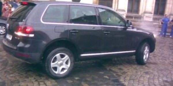 O maşină a SPP a accidentat uşor un jurnalist, şoferul nu a oprit