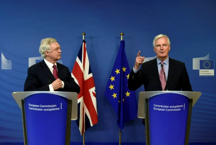 Ministrul britanic pentru Brexit, David Devis şi şeful echipei de negociatori ai UE, Michel Barnier