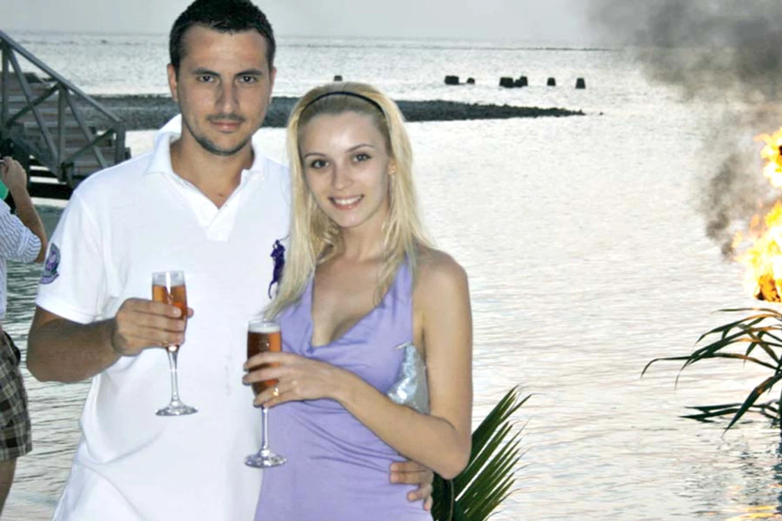17 august 2009: Cei doi s-au căsătorit civil, la Primaria Sectorului 2  din Capitală. Actriţa  a fost atât de emoţionată  în acea zi, încât a plâns (FOTOGRAFII: ARHIVĂ PERSONALĂ)