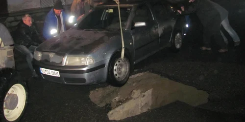 O Skoda a scăpat in craterul care s-a format în şosea