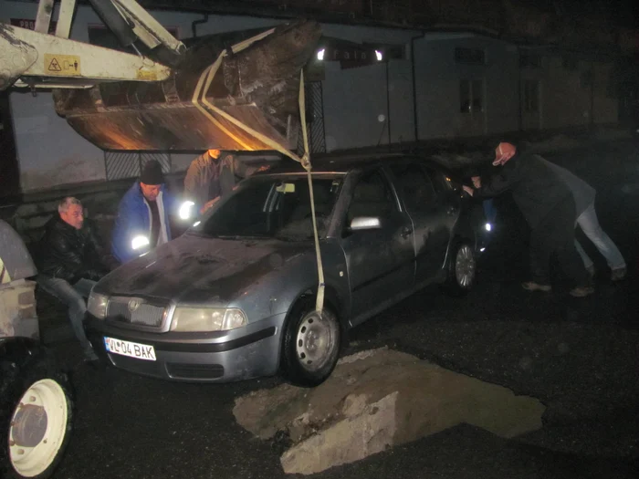 O Skoda a scăpat in craterul care s-a format în şosea