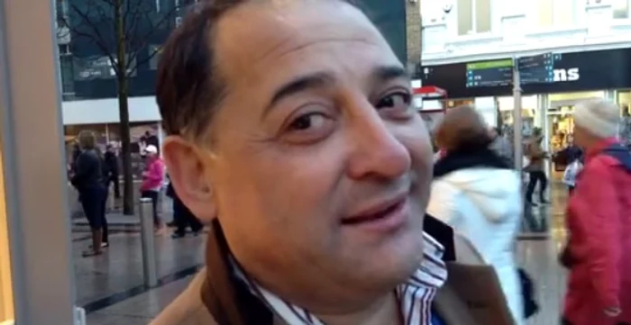 Carlos Aflat cântă colinde pe străzile din Belfastcaptură video