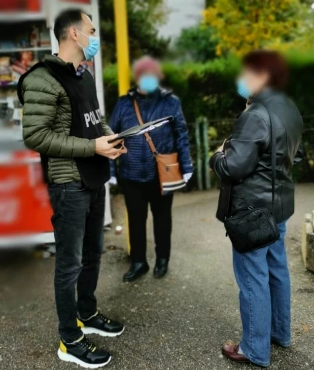 
    Polițiștii au fost și pe străzi ca să se asigure că oamenii poartă masca de protecție  