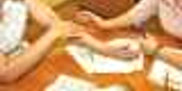 Rozalinei (foto stânga)  îi apar leziunile  specifice psoriazisului mai ales pe coate  