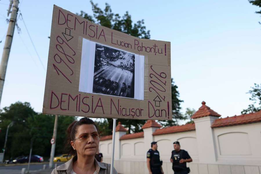 „Oamenii fac pur și simplu un pas în spate”. De ce nu ies românii în stradă, deși sunt tot mai dezamăgiți de stat