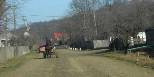 Locuitorii din Motoşeni vor vedea asfalt nou la sfârşitul lui 2016