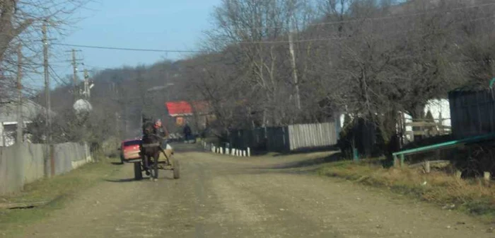 Locuitorii din Motoşeni vor vedea asfalt nou la sfârşitul lui 2016