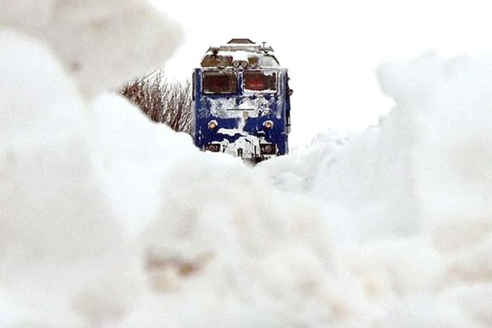 
    În trenurile blocate se află peste 450 de călătoriFoto: Click!  