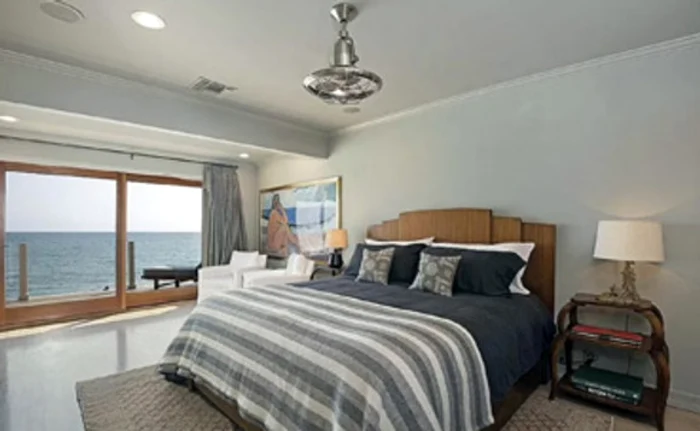 Dormitoarele sunt mari şi luminoase, cu vedere la ocean