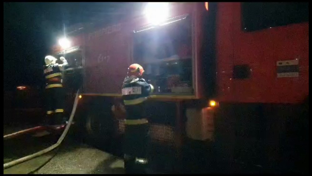 Incendiu de proporții la o societate comercială din Șcheia, pe o suprafață de 10.000 de metri pătrați VIDEO 