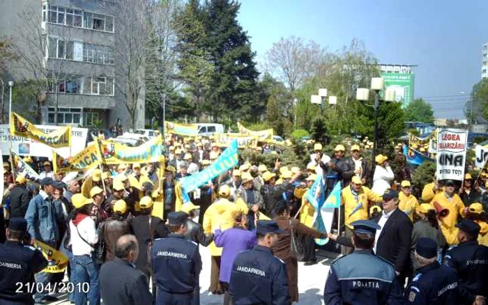 În 2010, peste 1.200 de sindicalişti din administraţie au protestat în faţa Prefecturii Olt