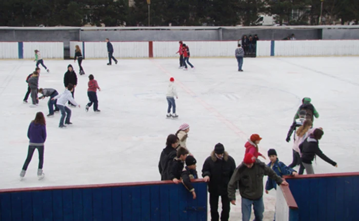 Sucevenii se pot distra pe patinoar