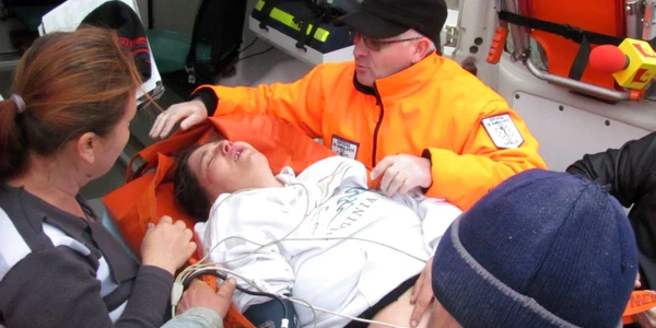 Femeia a fost transportată în stare de şoc la spital