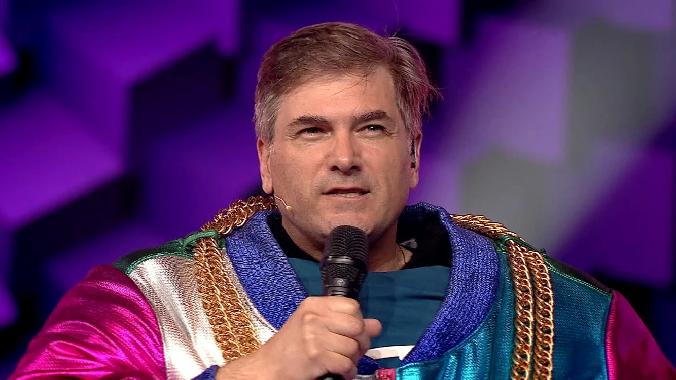 Masca simpaticului Panda a fost purtată de Mircea Radu