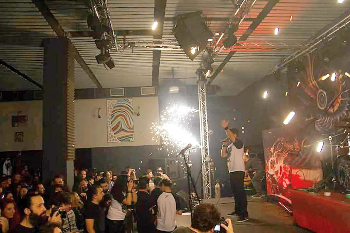 30 octombrie 2015: Cea de-a doua tranşă  de artificii lansate în  timpul concertului  au aprins clubul,  la ora 22.32 