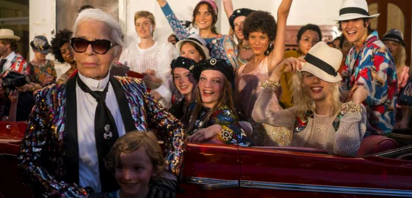 Designerul Karl Lagerfeld, la finalul prezentării din Havana. FOTO AP, Guliver Getty Images