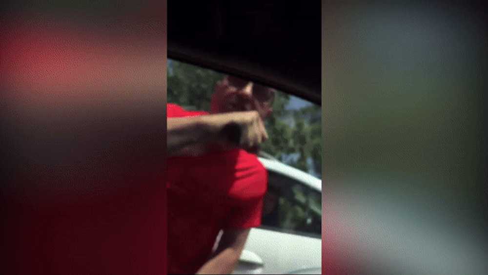 Scandal în trafic. Un șofer deosebit de agresiv lovește cu pumnii un autoturism în care se aflau copii. A fost identificat VIDEO
