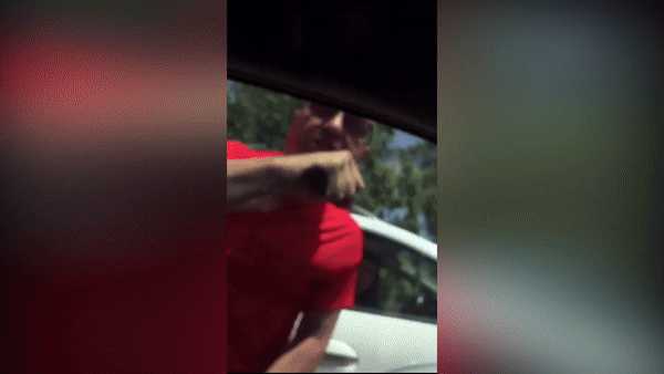 Incident violent în trafic: șofer agresiv atacă autoturism cu copii. Filmată agresiunea. Incident violent în trafic: șofer agresiv atacă autoturism cu copii. Filmată agresiunea.