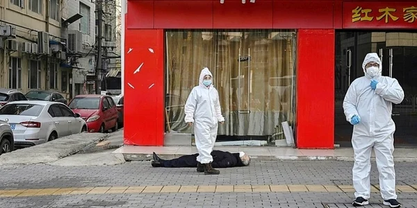 Un bărbat în vârstă s-a prăbuşit şi a zăcut pe un trotuar ore în şir în apropierea unui spital din Wuhan FOTO NEWS.RO