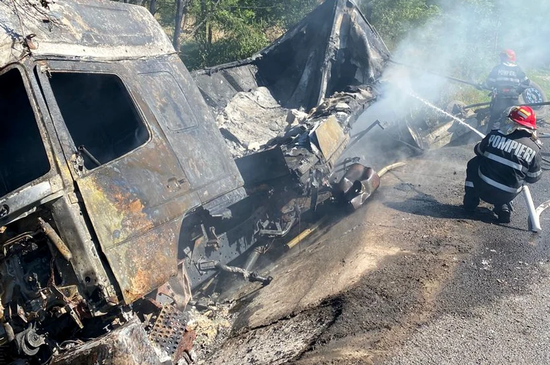 
    Un șofer a murit după ce TIR-ul pe care-l conducea s-a răsturnat și a luat focFoto: ISU Hunedoara  