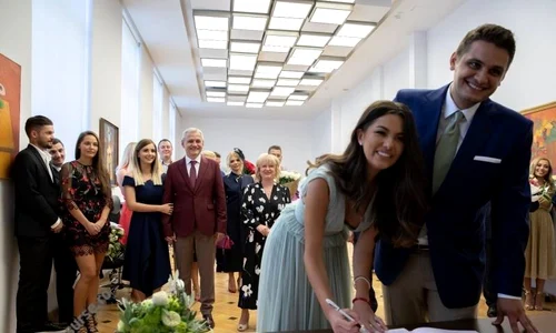 Liderul PSD era tot numai un zâmbet cât timp proaspeții însurăței semnau actele  jpeg