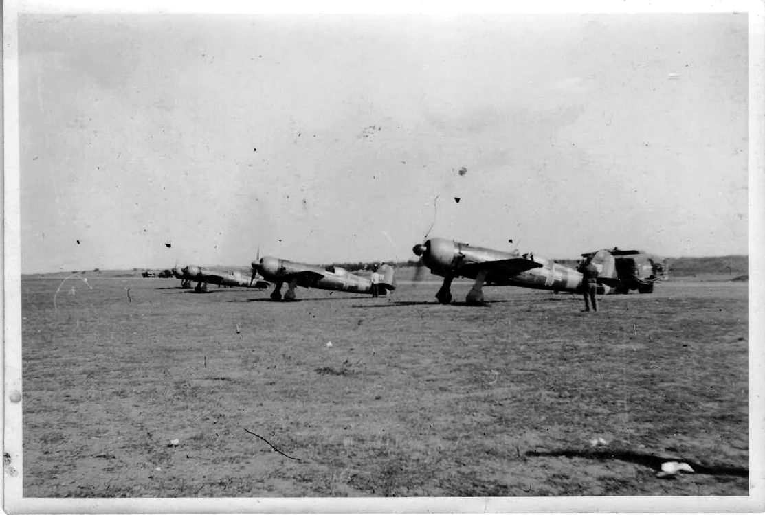 Avioane IAR 80 pe aerodromul de la Popești Leordeni: stânga, în repaus; dreapta, cu motoarele pornite, așteptându-și rândul la decolare
