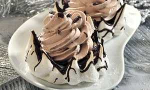 prajitura cu bezea si frisca jpeg