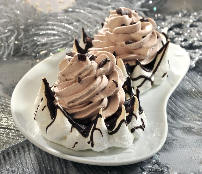 
    Prăjitură cu bezea și friscă  