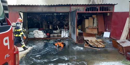 Incendiu produs la o anexă lipită de clădirea Operei Naţionale foto isubif