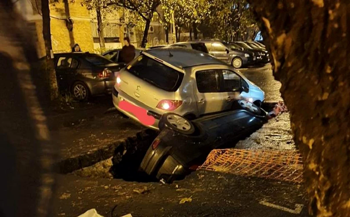 Unul dintre șoferii care au căzut în craterul de pe Aleea Compozitorilor a ajuns la spitalFoto: observator.tv