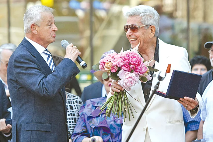 Primarul Capitalei, Sorin Oprescu, i-a înmânat steaua marelui actor