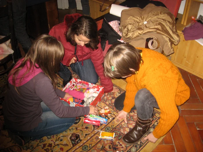 Mulţi copii au găsit bucurii în cutiile de la pantofi