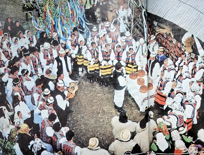 Oameni din ținutul Maramureșului. Foto: Sandu Mendrea, 1980.