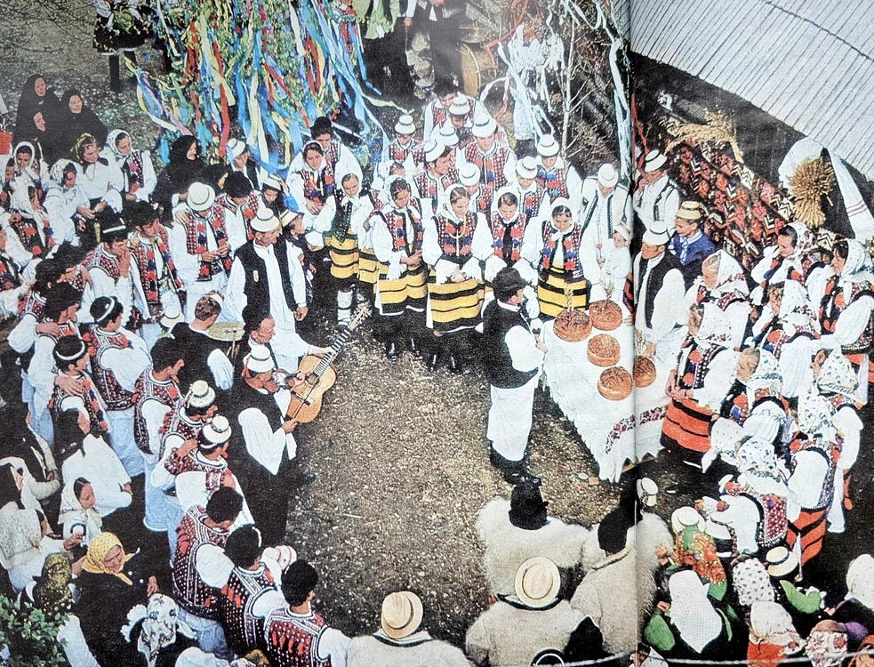 Maramureș in anii '80. Fotografii: Sandu Mendrea, Album Maramureș, Editura Sport - Turism, 1982 