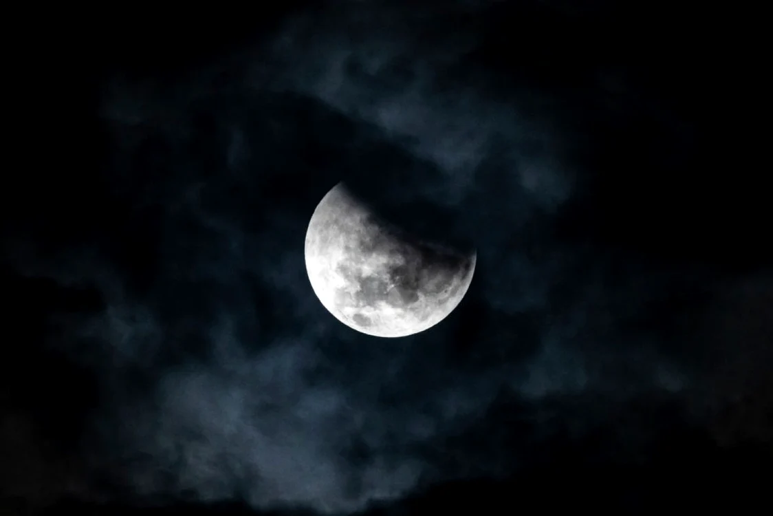 Eclipsa parţială de Lună FOTO Adevărul
