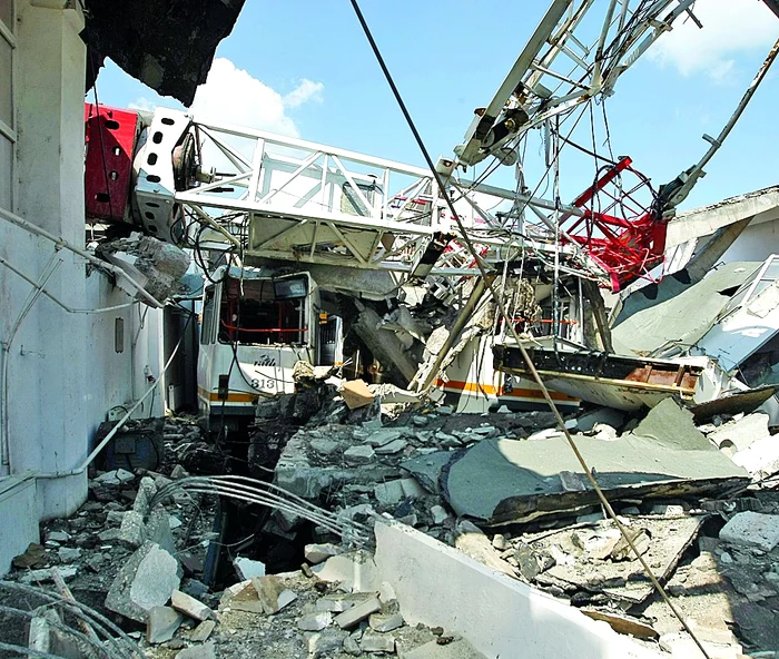 
    Tramvaiele liniilor  7, 19 şi 23, aflate  în depou, au fost  făcute zob  