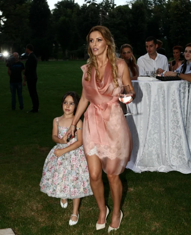 Denisa Nechifor şi fetiţa ei, Rania