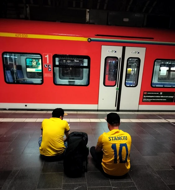 Fanii României, după meci: rupți de oboseală, dar fericiți în suflet. Foto Adevărul 