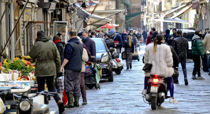 Aglomeraţie pe timpul carantinei de coronavirus în Napoli Italia FOTO EPA-EFE / Ciro Fusco