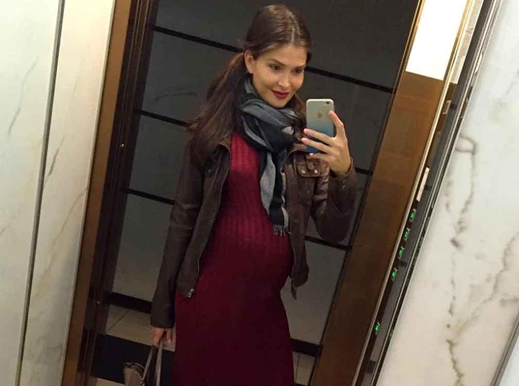 Alina Puşcaş poartă rochii mulate care îi scot burtica în evidenţăfoto: arhiva personală