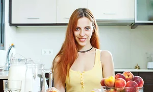 femeie piersici122121 0 jpeg